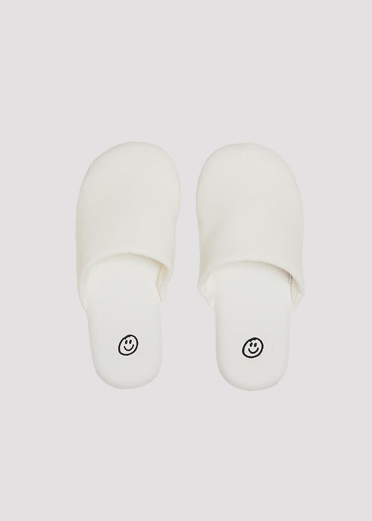 ROOM SHOES WHITE