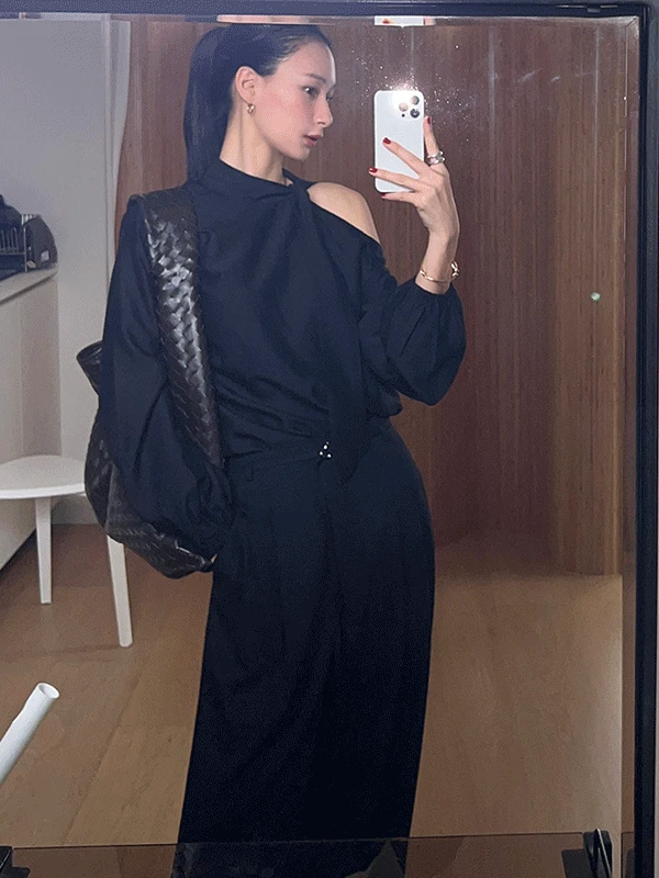 Deleted tie blouse