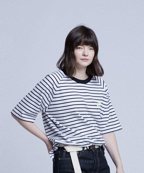 형광 3D 심볼 자수 라글란 블랙 선염 스트라이프 5부 슬리브 티셔츠