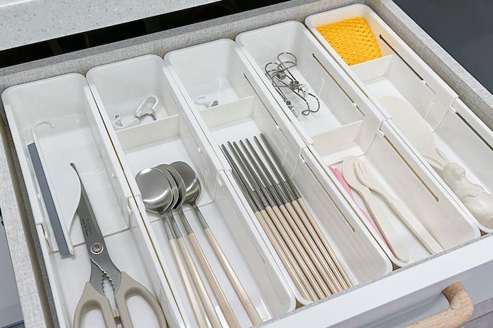 길이조절 칸막이 정리함 팬트리 탕비실 책상 옷장 서랍 정리 수납 트레이 2size
