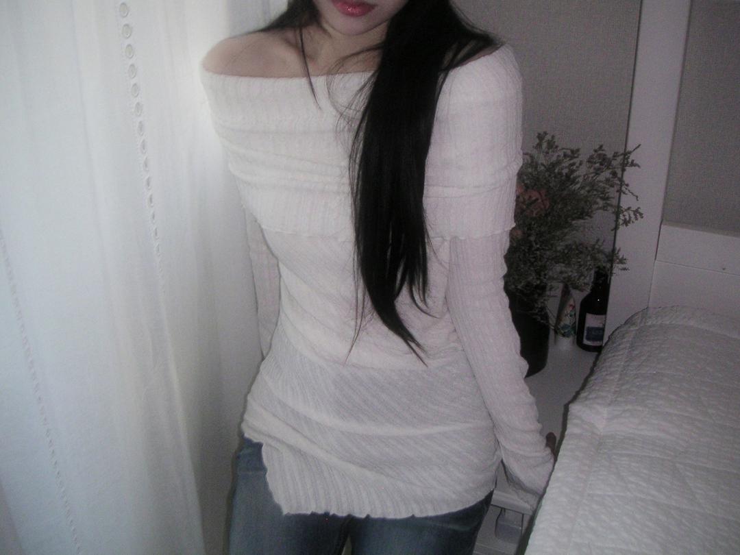 nia off-shoulder knit