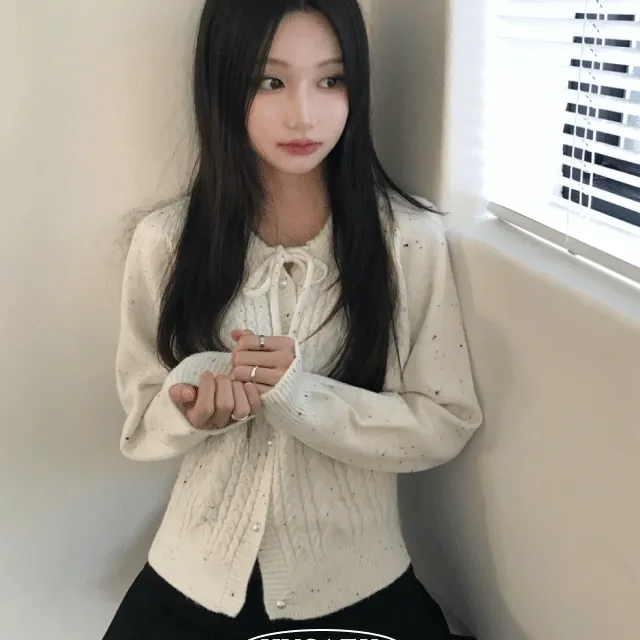 [너무귀여운🖤/데일리 필수템!]쿠키앤크림 패턴 리본 진주 버튼 넥 스트랩 니트 가디건