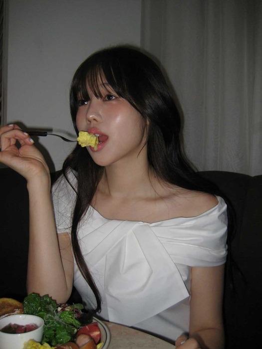 [단독/4차리오더][해삐&신예은pick]잇미샤 오프숄더 배색 블라우스 ITP5ZBL852 (2COLOR)