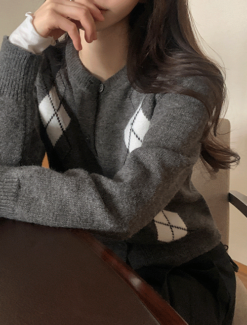 베니토 [베니토단독][클래식🪡/도톰탄탄/다양한코디🙆‍♀️] 모노 클래식 아가일 가디건 (겨울/가을/간절기/신상/데일리/데일리룩/출근룩/데이트룩/체크/가디건)