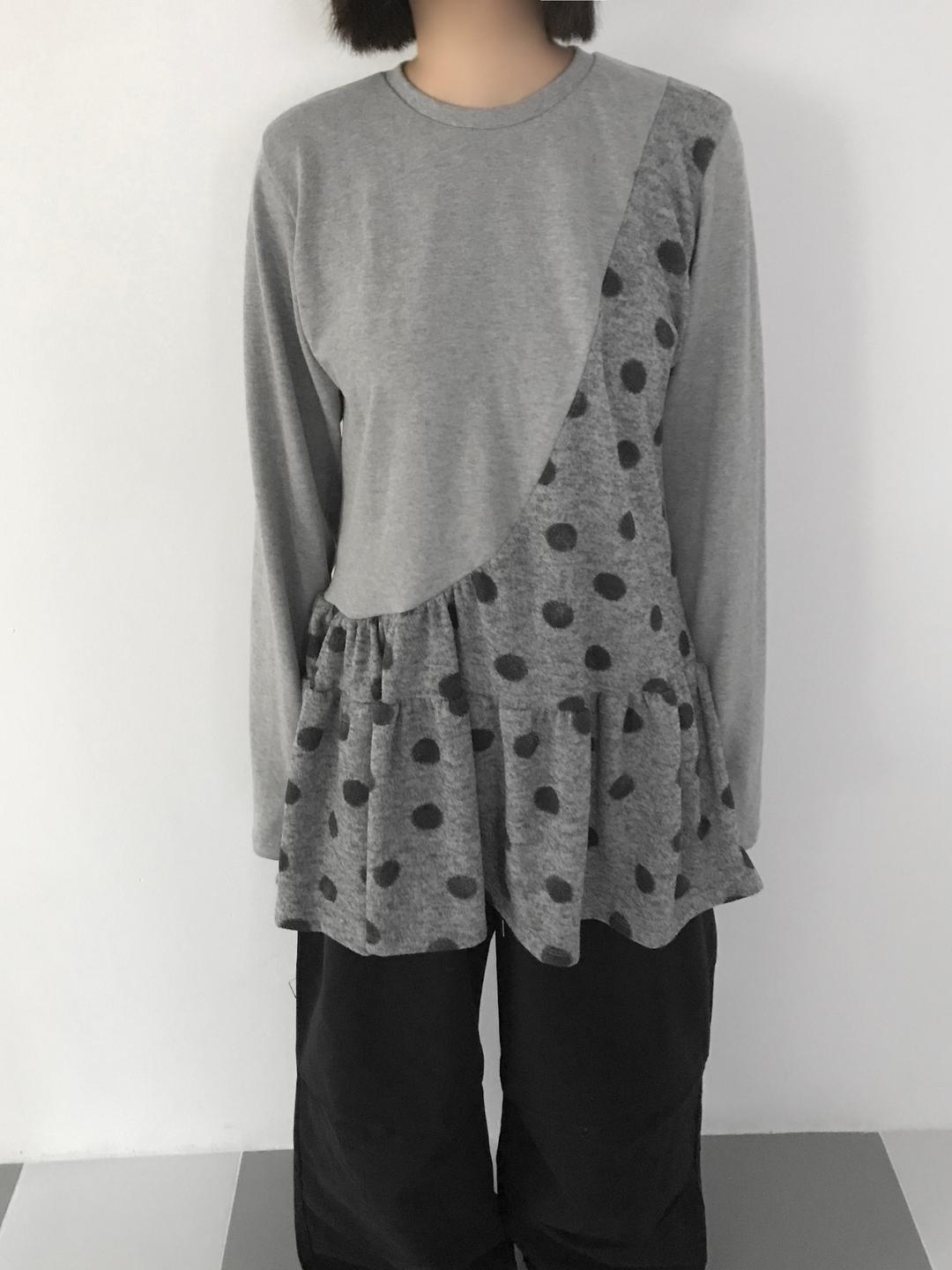 DIAGONAL DOT FRILL T (GRAY / BLACK)