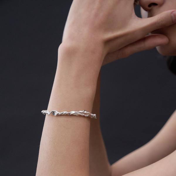 deep crease buckle bracelet