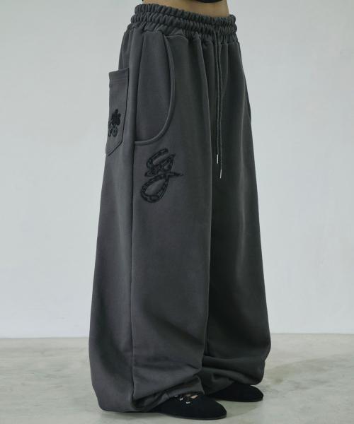 [기모원단추가] 레오파드 로고 아플리케 스웨트 팬츠[차콜]