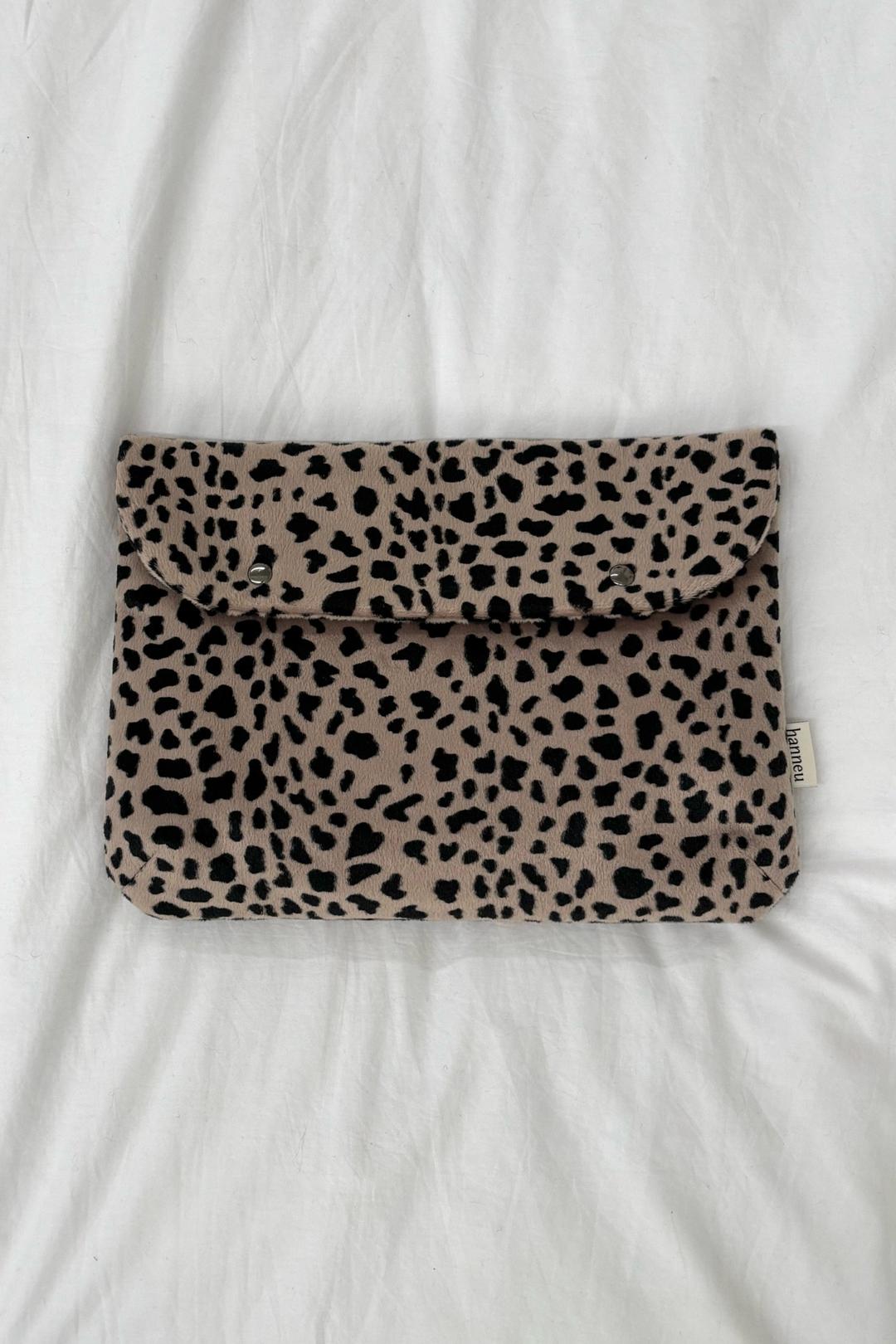 handmade curved tablet pouch (velvet leopard mocha)