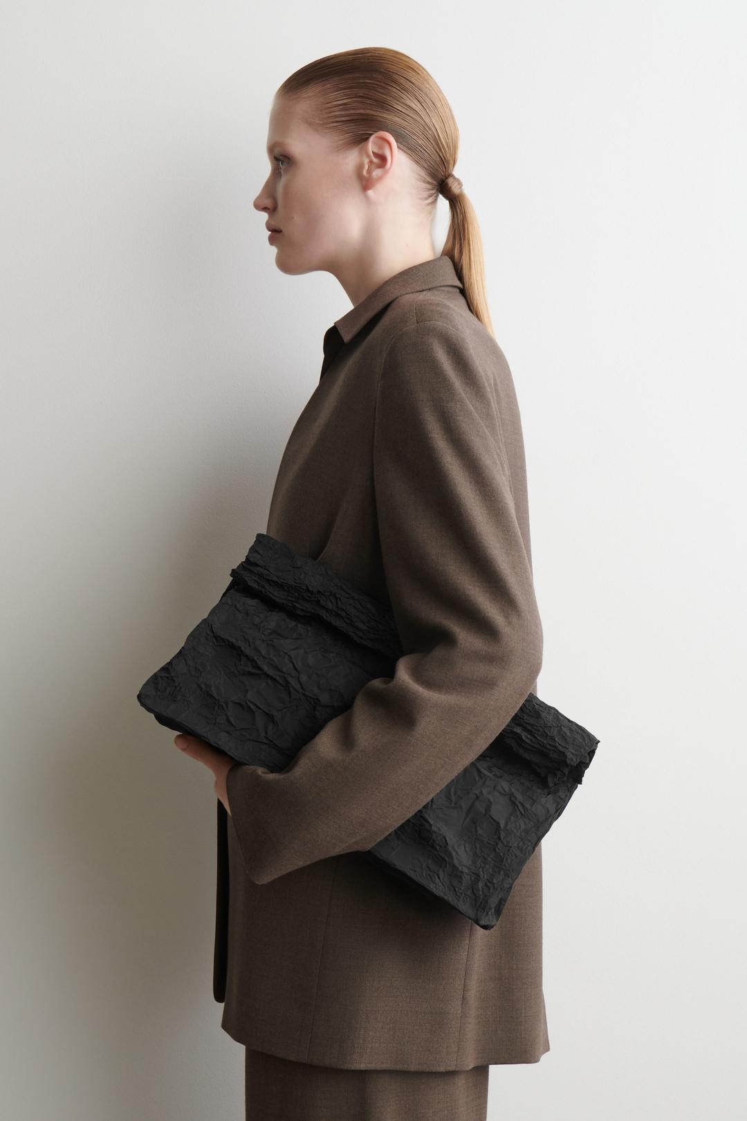 POCHETTE OVERSIZE REPLIÉE - NOIR | COS