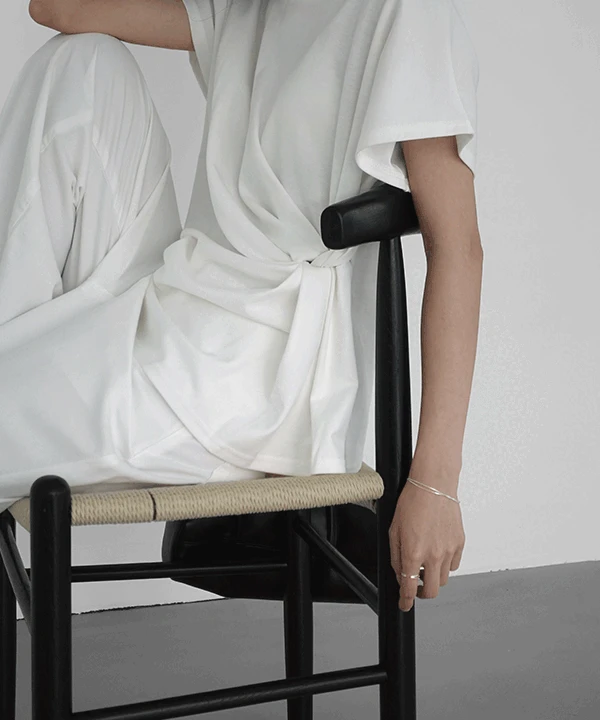 네티나 사이드 셔링 반팔 티셔츠