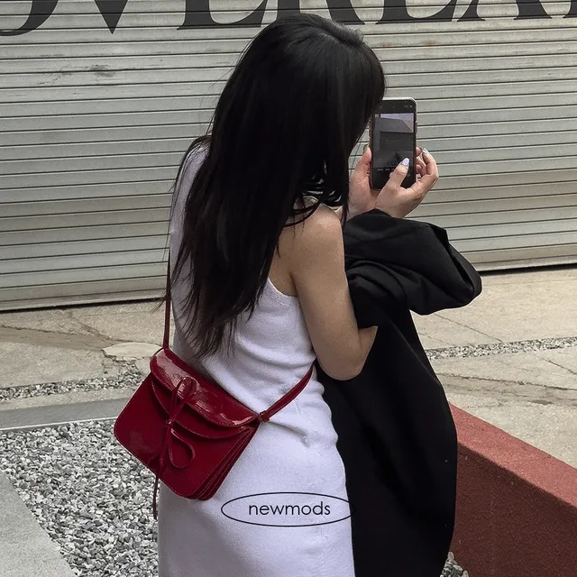 [뉴모즈] 에나멜 리본 크로스백