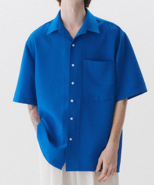 트립르센스(TRIP LE SENS)  엠보싱 신테틱 하프 셔츠_COBALT BLUE - 사이즈 & 후기 | 무신사