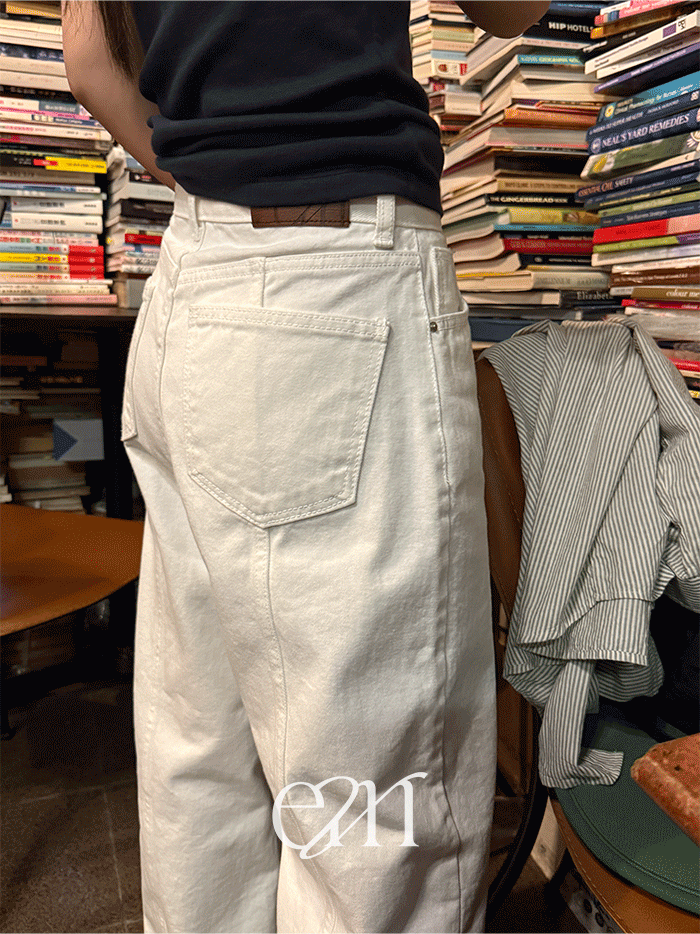 필링스 [당일출고] [3차/evermore] 카일 뒷 절개 화이트 팬츠