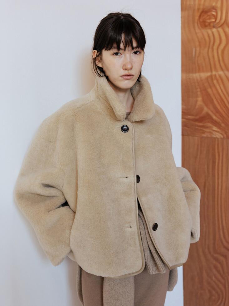 LAMBS WOOL REVERSIBLE SHORT SHEARLING JACKET - BEIGE