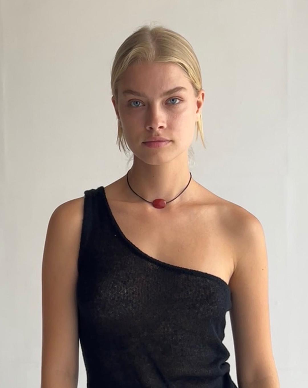 SMALL RED GLASS OVAL NECKLACE