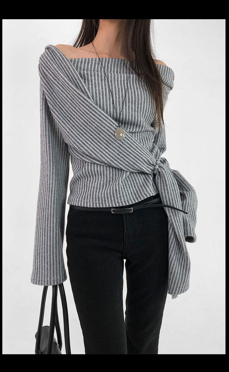 끌리 반오프 원숄더 랩 니트