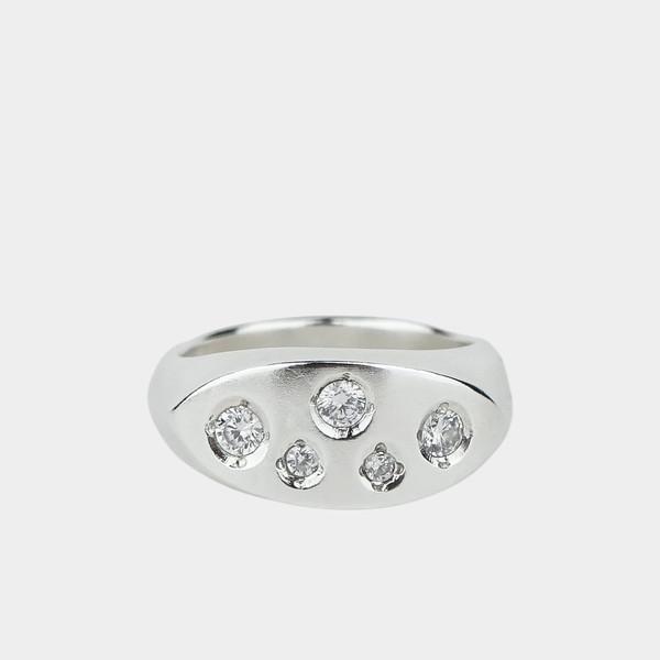 Vorm ring (white cubic)