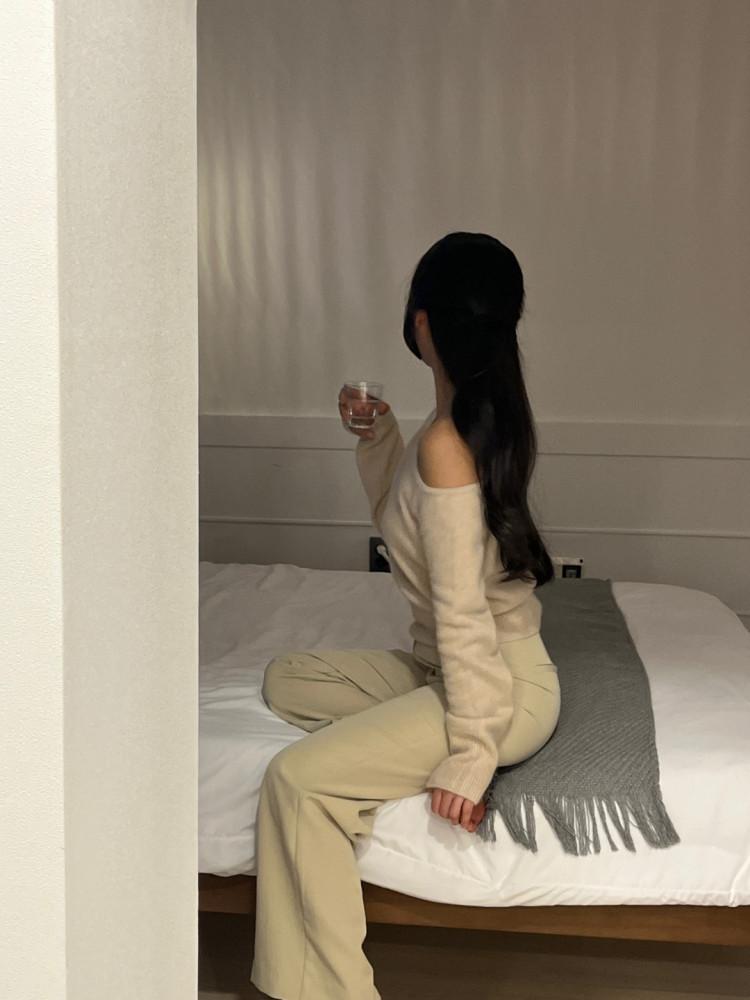 (아이보리,블랙,핑크,브라운 당일)Gracia 라쿤 언발 원오프숄더 니트(어깨밴딩고정)