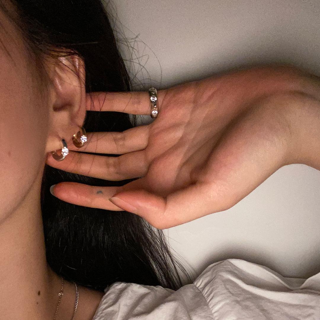 CLASSIC HUGGIE HOOPS