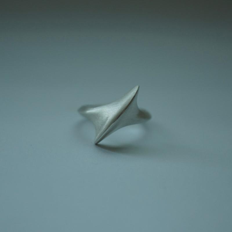 one pointed oblique ring