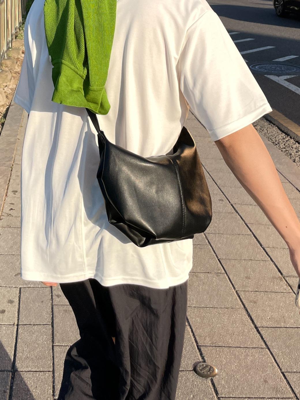Half Moon Leather Cross Bag (당일배송)