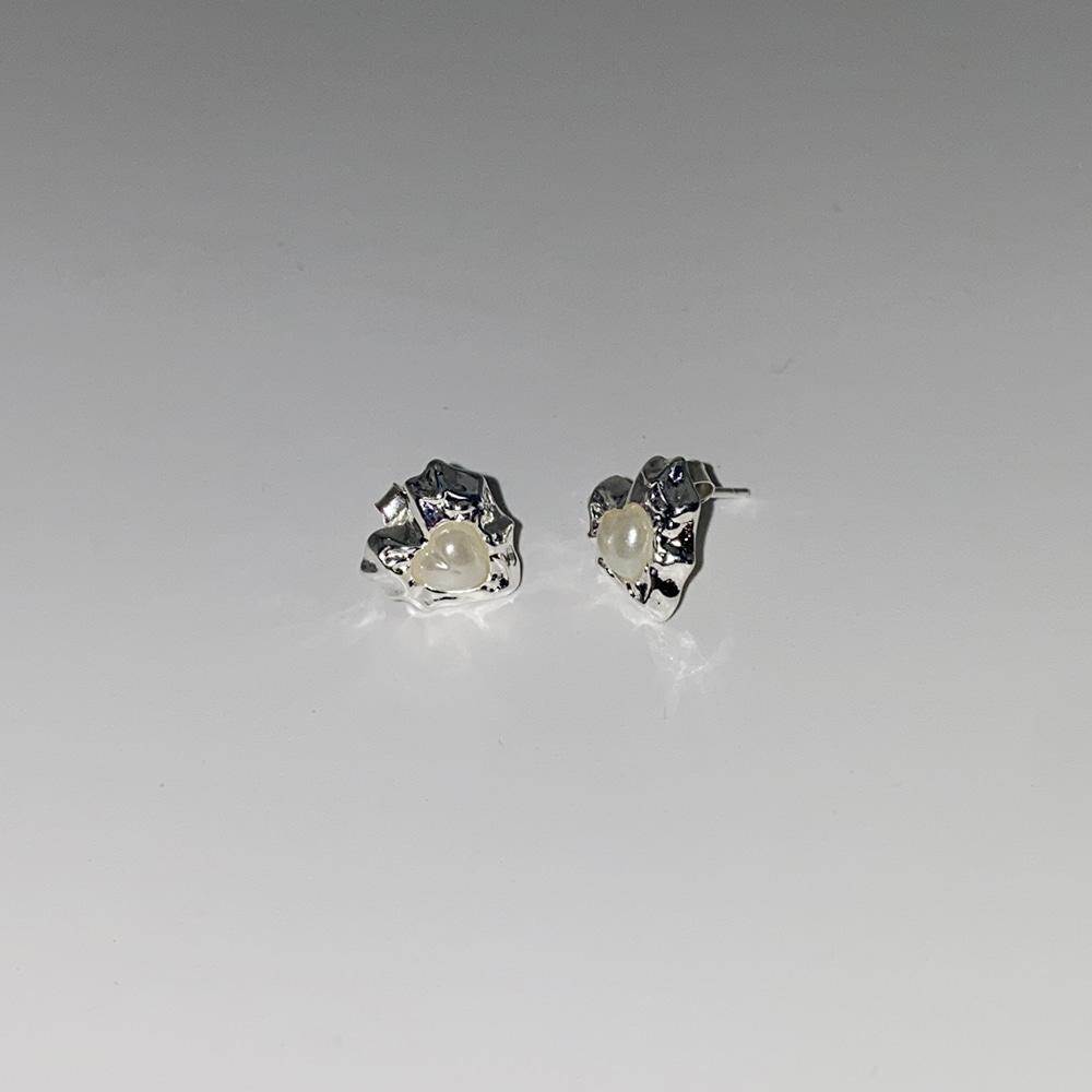 Crease Pearl Heart Earrings