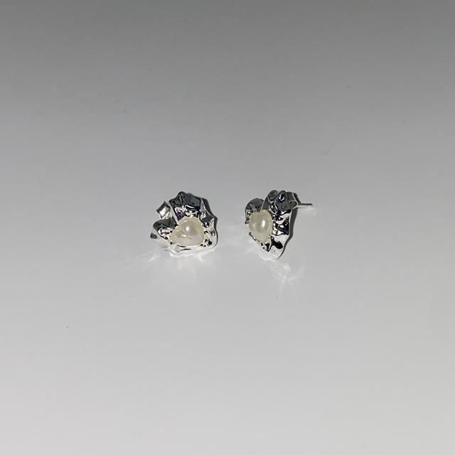 Crease Pearl Heart Earrings