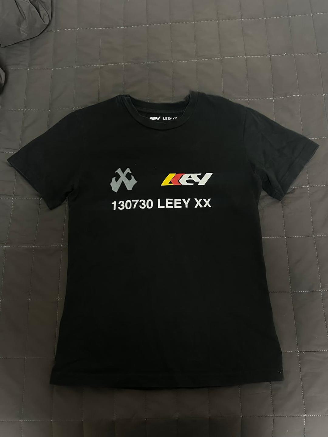 leey 블랙 반팔티 | 후루츠패밀리