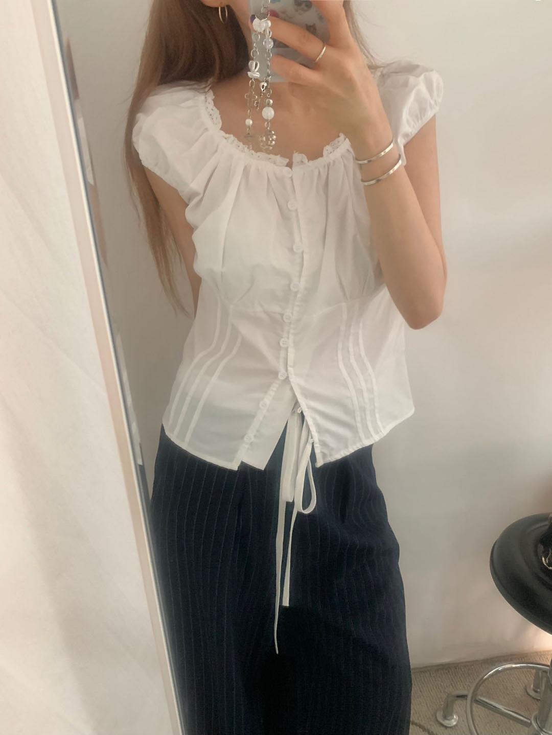 일랑 쁘띠 프릴 주름 핀턱 포크 단추 블라우스