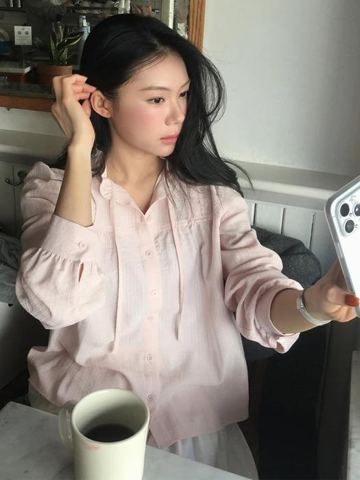 러플넥 변형 핀턱 블라우스 PS7OB301