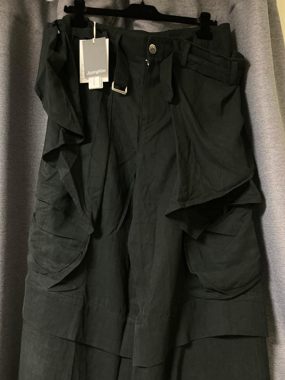 지용킴 드레이프 우븐 카고 트라우저 | 후루츠패밀리