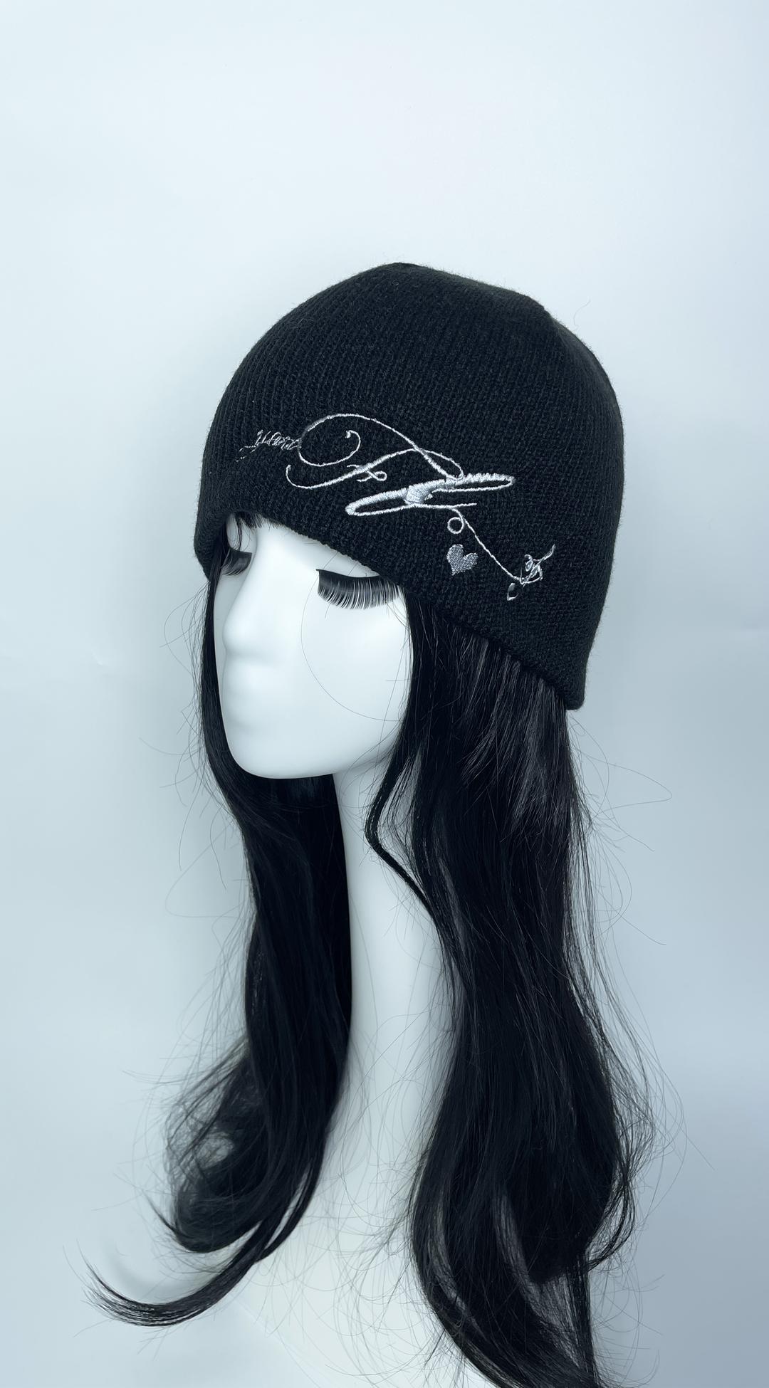 F lettering logo beanie
