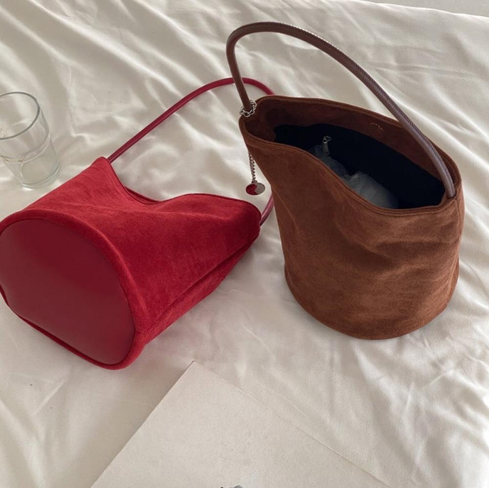 모노어딕트 스웨이드 어라운드백