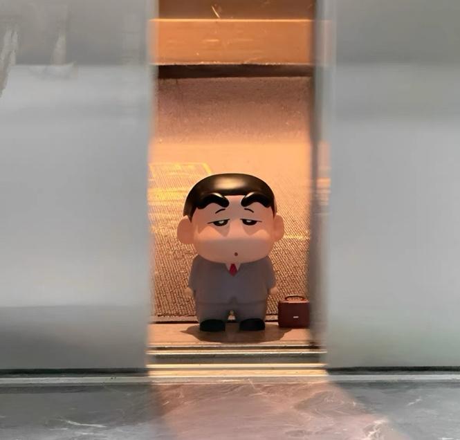 짱구 회사원 지친 피규어