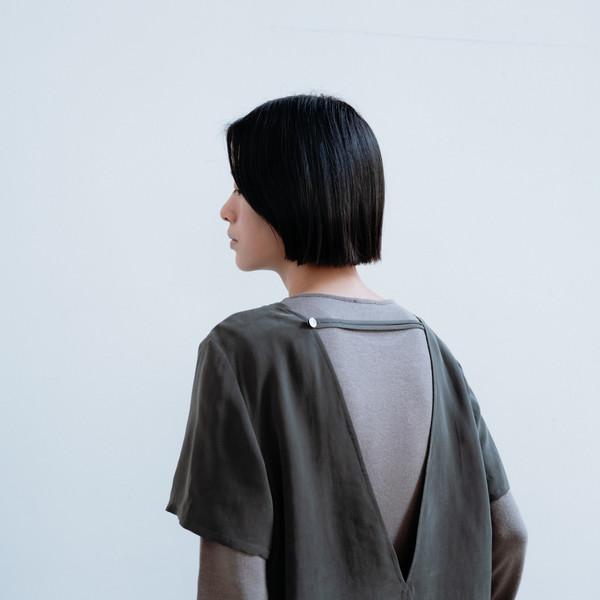 [Exclusive] Cupro backless blouse (dark gray)