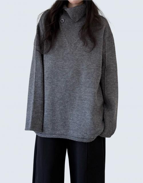 side high-neck laze-style sweater