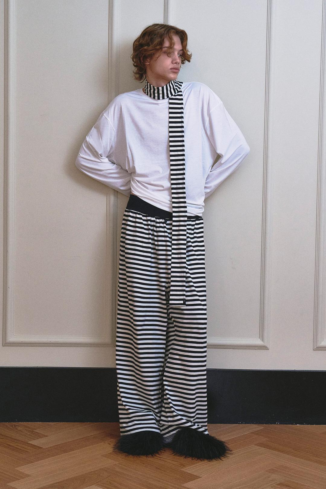 [UNI] 딥 스트라이프 에어리 팬츠 (Black)