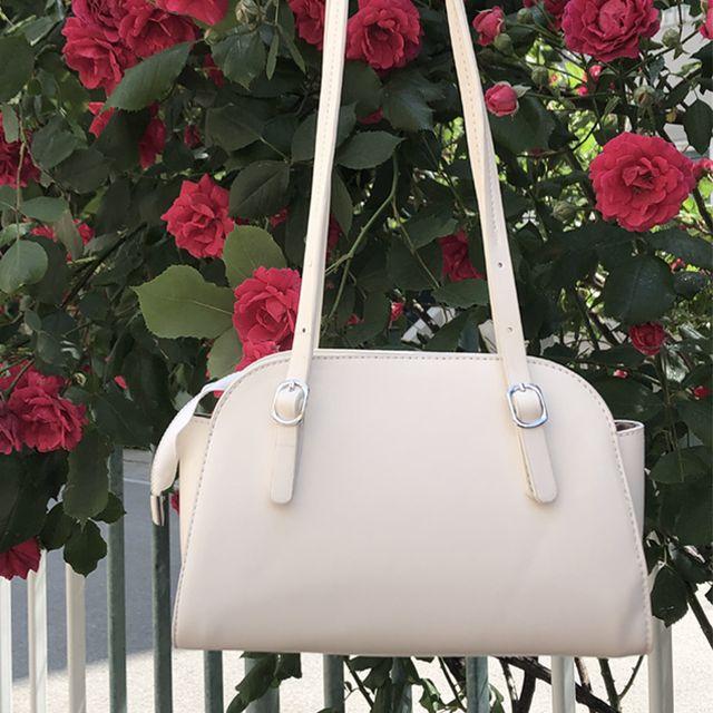 버클 스트랩 숄더백