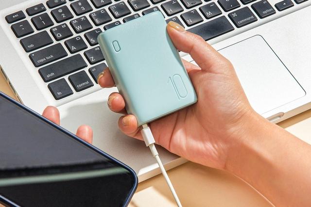 작고 가벼운 고속 충전 보조 배터리(10,000mAh)_민트