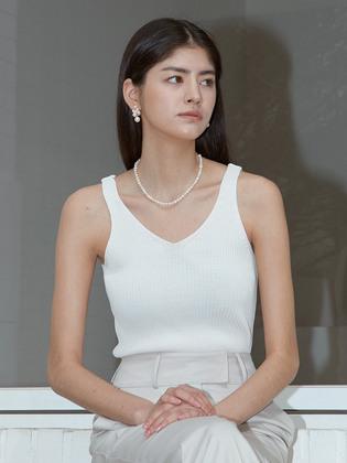 OU870 ribbed v neck sleeveless knit (white)