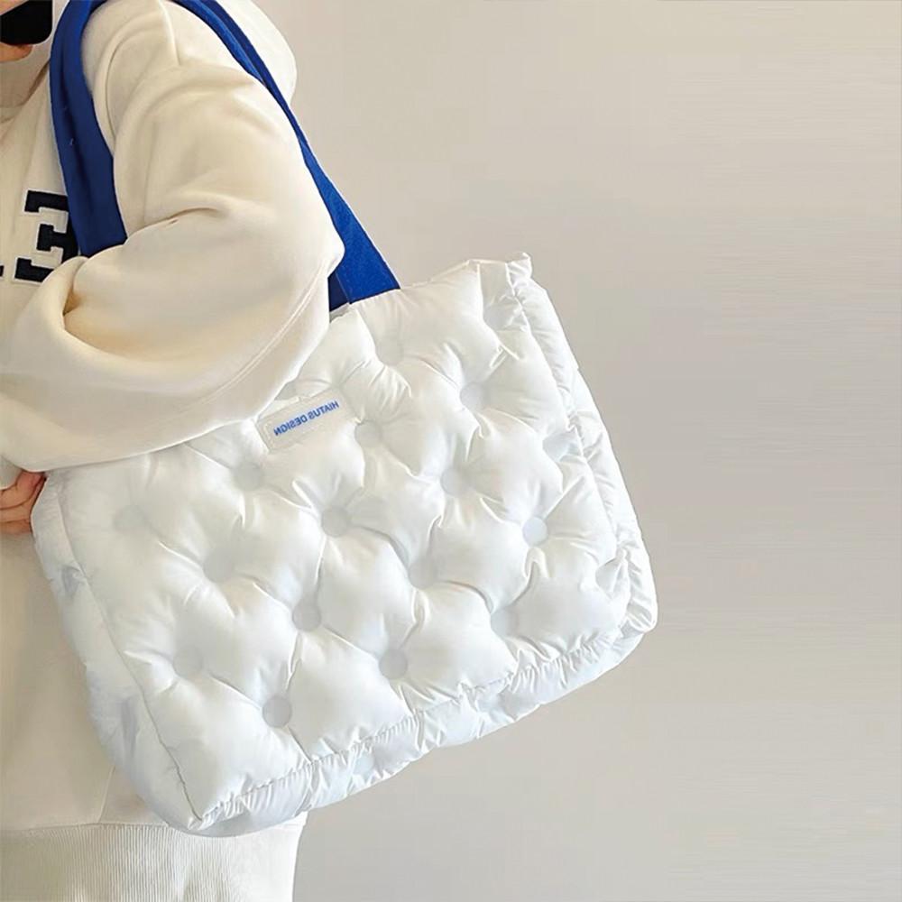 에그머그 화이트 폼폼 패딩백 노트북 가방