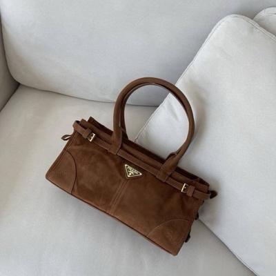 프라다의 보니 미디엄 스웨이드 핸드백 -새제품-