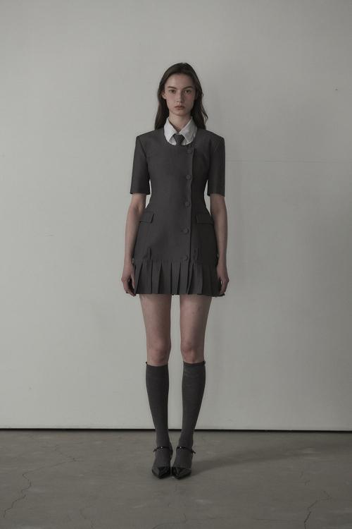 마우솔레움(MAU SOLEUM)  젠 라운드넥 플리티드 하프 슬리브 수트 자켓 드레스 - 그레이 - 사이즈 & 후기 | 무신사