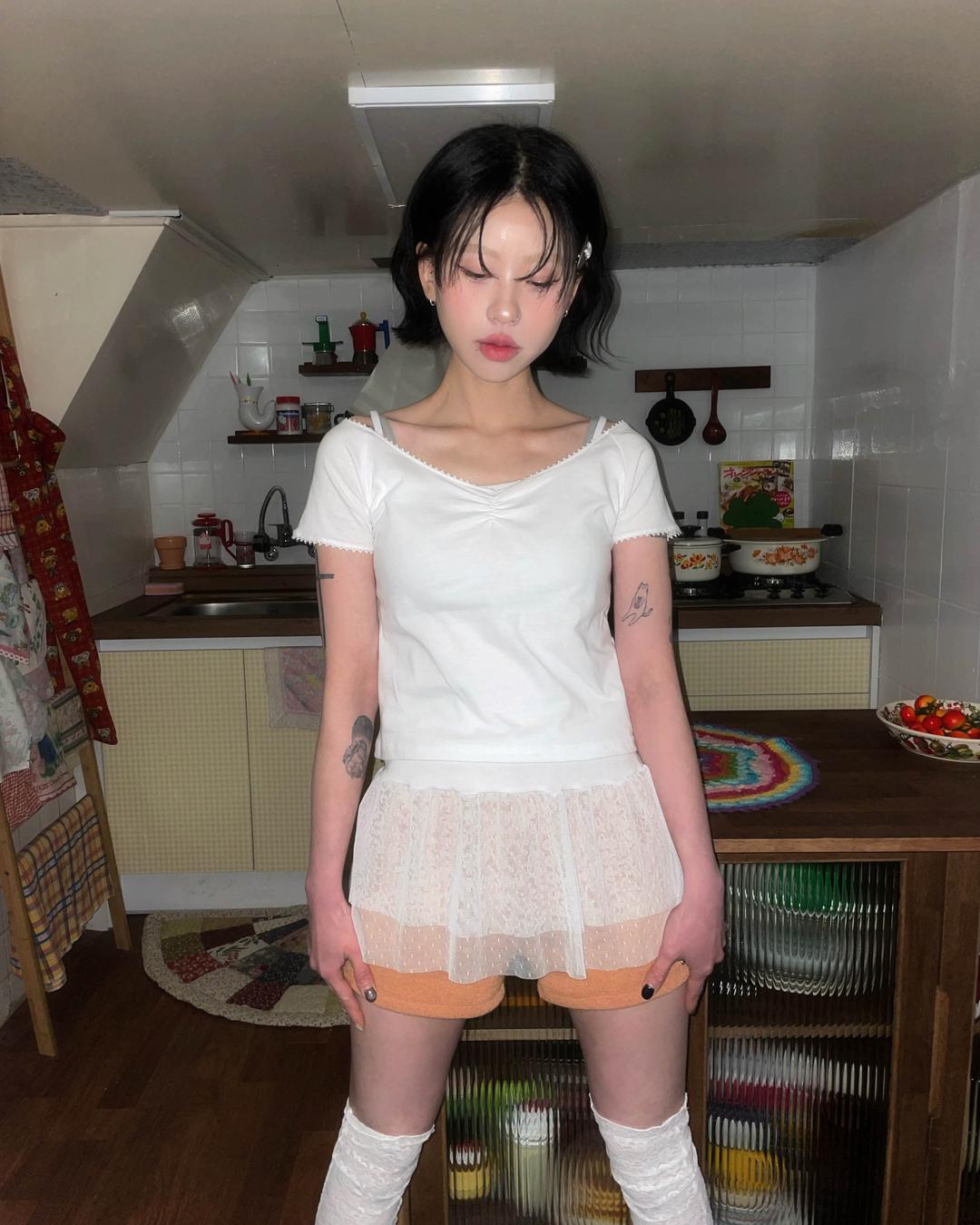 도우치도우치 (3color) 레이스 셔링 크롭 반팔티