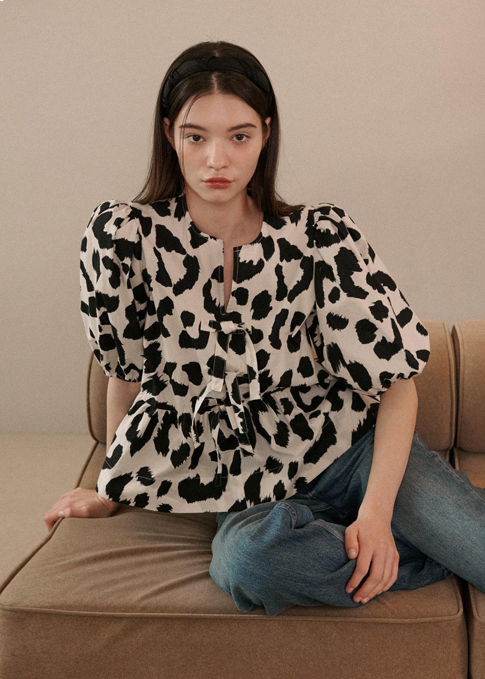 [3차오더 주문폭주 15%할인/4/24일 예약배송] 줄리 퍼프 블라우스 Julie Puff Sleeve Blouse - Leopard White