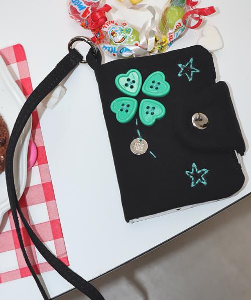 BUTTON CLOVER CARD WALLET BLACK