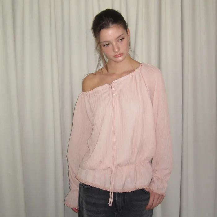 OFF-SHOULDER SHIRRING BLOUSE (PINK)