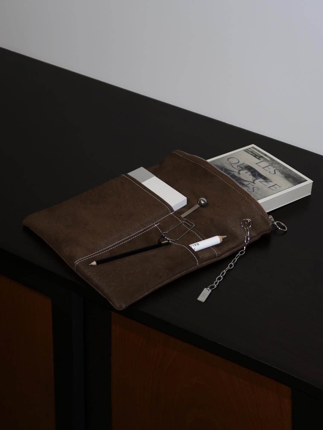 [주문 폭주로 인해 2/27부터 순차 출고+랜덤 기프트 증정] Suede Leather Pocket Book Pouch - Espresso