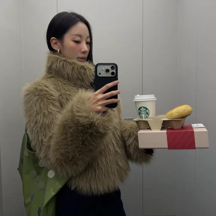 [지효 착용] [23TH RESTOCK] FAUX FUR JACKET - BEIGE