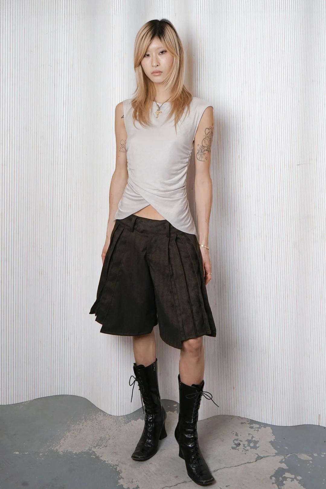 PLEATED TROUSER SHORT BROWN